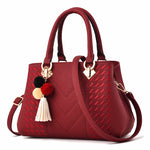 Women's handbag with secure zipper closure
